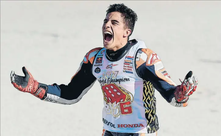  ?? JOSÉ JORDÁN / AFP ?? MOTOCICLIS­MO
Marc Márquez celebra eufórico su cuarto título de la cilindrada reina
GRAN PREMIO DE LA COMUNIDAD VALENCIANA