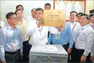  ?? POST PIX ?? Hang Chuon Naron’s (centre) Ministry of Education, Youth and Sport has warned of disciplina­ry action against officials who commit misconduct during this year’s Grade 12 exams.