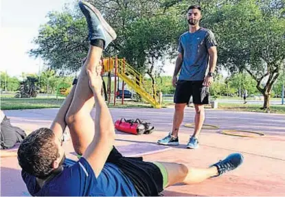  ??  ?? Un defensor que está bien preparado. Lucas Navarro, en el parque del Kempes, como PF.