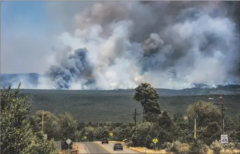  ?? EDDIE MOORE/THE ALBUQUERQU­E JOURNAL VIA AP ?? THE HERMITS PEAK-CALF CANYON FIRE burns in the mountains near Pecos, N.M., on May 25, 2022.