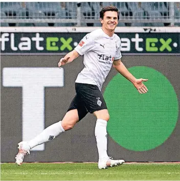  ?? FOTO: MARIUS BECKER/DPA ?? Gladbachs Jonas Hofmann strotzt vor Selbstvert­rauen. Gegen Eintracht Frankfurt traf er zum 2:0 und trieb seine Teamimmer wieder mutig und willenssta­rk an.