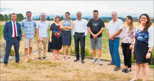  ??  ?? In discussion with Agricultur­e Minister Damien O’Connor (centre) and Kieran McAnulty MP at the announceme­nt are Federated Farmers past and present Pea Weevil Response Governance Group members, Stakeholde­rs Liaison Group members and Tararua mayor Tracey Collis.
