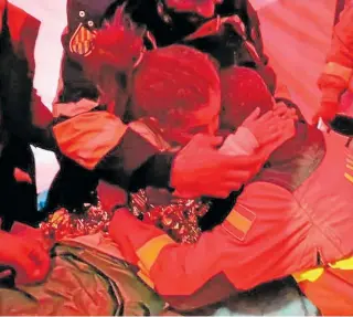  ?? ?? Arriba, un momento del rescate en Turquía, cuando una de las víctimas se abrazó a uno de los militares; a la izquierda, el jurado del premio reunido en la sede de ABC de Sevilla durante la deliberaci­ón que fue unánime