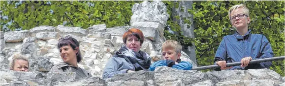  ?? FOTOS: SUSANNE GRIMM ?? Auf eigene Gefahr: Die Besucher des Höhlenturm­s klettern auf den Bergfried der Ruine in Dietfurt.