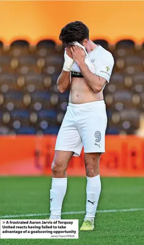  ?? James Fearn/PPAUK ?? > A frustrated Aaron Jarvis of Torquay United reacts having failed to take advantage of a goalscorin­g opportunit­y