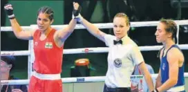  ?? AFP ?? India's Sakshi (L) beat England’s IvyJane Smith in the bantamweig­ht final.