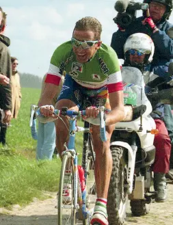  ??  ?? Andrrea Tafi durante una Parigi Roubaix