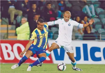  ??  ?? Amilton, sempre inconforma­do, tenta passar por Brahimi