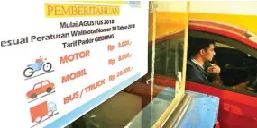  ?? DITE SURENDRA/JAWA POS ?? TARIF BARU: Pengumuman kenaikan tarif parkir yang berlaku mulai kemarin terpasang di Gedung Siola.