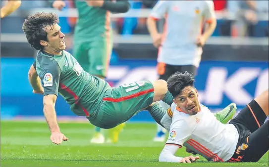  ?? FOTO: IGNACIO PÉREZ ?? Lekue dispuso de una buena ocasión en el inicio de partido para adelantar a los leones en Mestalla, pero su disparo lo consiguió despejar Diego Alves