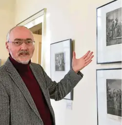  ?? CONNI WINKLER ?? Sammlungsl­eiter Ulf Häder führt durch die Kabinettau­sstellung „Meine geliebten Franzosen“im Greizer Sommerpala­is.