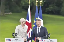  ?? (Photo AFP) ?? «Une fois le Brexit commencé, il est beaucoup plus difficile de revenir en arrière », a mis en garde Emmanuel Macron qui a accueilli Theresa May, hier, dans les jardins de l’Élysée.