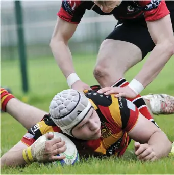  ??  ?? Kuba Wojtkowicz scores a try for Sligo. Pics: Carl Brennan.