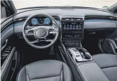  ??  ?? Hyundai bricht mit der typischen Architektu­r des Armaturenb­retts und klemmt ein vergleichs­weise kleines Tablet hinter das Lenkrad.