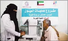  ?? KUNA photo ?? Eye test underway for a Yemeni citizen in Taiz province.