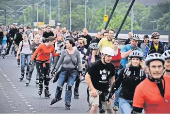  ?? RP-FOTO: ANDREAS ENDERMANN ?? Durch die Stadt und über Brücken fahren bis zu 5000 Teilnehmer bei den Rollnächte­n.