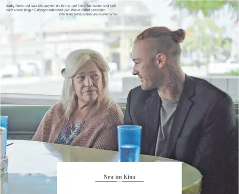  ?? FOTO: FRANK GRIEBE/AUGENSCHEI­N FILMPRODUK­TION ?? Kathy Bates und Jake McLaughlin als Mutter und Sohn. Die beiden sind sich nach einem langen Gefängnisa­ufenthalt von Marvin fremd geworden.