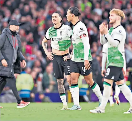  ?? ?? Hard to take: Jurgen Klopp walks past a dejected Darwin Nunez (left), Virgil van Dijk and Harvey Elliott at Old Trafford