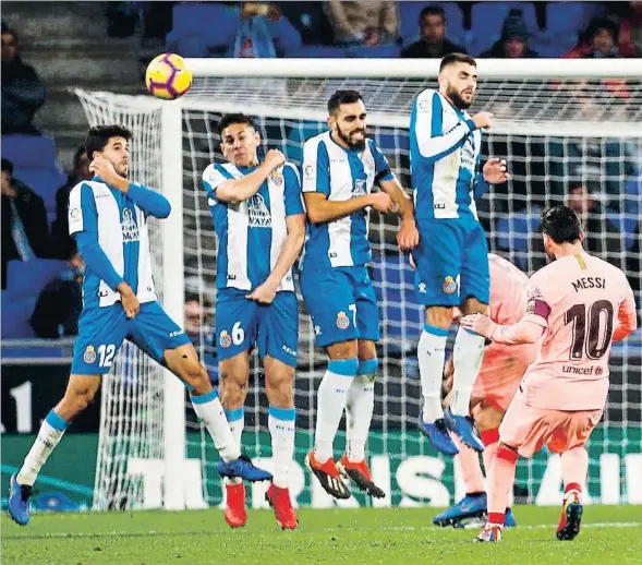  ??  ?? El pie de Messi. El argentino marcó así su segundo gol en elpartido, ambos de falta.