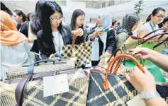  ??  ?? Invited guests browsing the new collection after its unveiling at Menara Sarawak Energy.