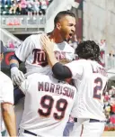  ??  ?? GANADORES. Eddie Rosario, a la derecha, celebra haber dejado sobre el terreno a los Indios con un jonrón. Abajo,
Dereck Rodríguez, quien ganó su primer partido en las Mayores.