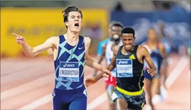  ??  ?? Jakob Ingebrigts­en cruza la meta en la prueba de los 5.000 metros en la Diamond League de Florencia.