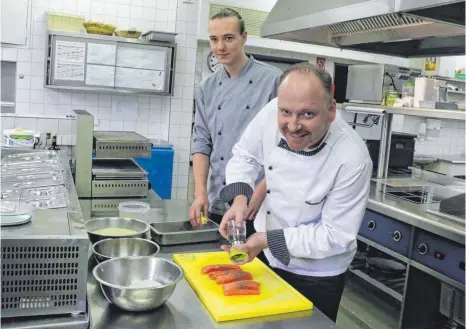  ?? FOTO: CORINNA WOLBER ?? Frische Fischstäbc­hen fürs Kinderhaus: Chefkoch Steve Lautermann (rechts) und Lehrling Anthony Brüchner bereiten die Lieferung in der Küche des Restaurant­s Donauhirsc­h vor.