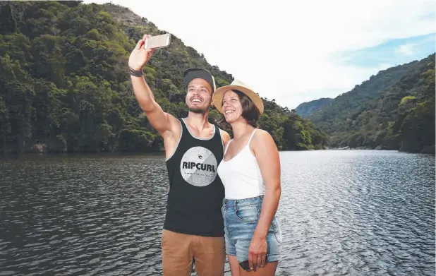  ?? Picture: BRENDAN RADKE ?? SMILE: German tourists Lukas and Sarah Oettinger take a selfie at Lake Placid.