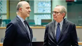  ??  ?? Bruxelles
Il ministro dell’economia Pier Carlo Padoan
(a destra) con Pierre Moscovici, commissari­o Ue agli Affari economici