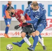  ?? FOTO: WEIGEL/DPA ?? Mittelfeld­spieler Jan Kirchhoff (rechts) wurde im Winter vom 1. FC Magdeburg verpflicht­et und erwies sich bislang als Glücksgrif­f.