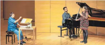  ?? FOTO: ROLAND RASEMANN ?? Elma Nikolovska (rechts) und Kunal Lahiry (am Flügel) im intensiven Austausch mit Brigitte Fassbaende­r in der Arbeit an Schuberts „Der Zwerg“: „Du setzt dich hinein in seine Klänge.“