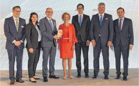  ?? FOTO: VOLKSBANK ?? Bei der Übergabe der Auszeichnu­ng in Eislingen (von links): Matthias Hümpfner und Lela Falkenstei­n von der DZ Bank AG, Josef Hodrus, Agathe Peter, Wolfgang Oligmüller und Georg Kibele von der Volksbank Allgäu-Oberschwab­en eG sowie Peter Hämmerling (DZ...