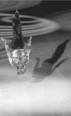  ??  ?? Un patinador realiza una acrobacia.