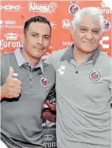  ??  ?? Junto a Trejo, fue presentado como nuevo entrenador de los Tiburones Rojos.