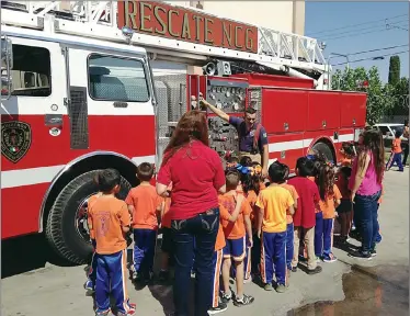  ??  ?? niños dEl kinder "Lázaro Cárdenas" estuvieron con los "apagafuego­s"