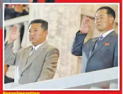  ?? ?? Fegyelmeze­tten
Nem a szokott szigor van Kim Dzsongun arcán, ráadásul a világos öltöny sem vall rá. Lehet, hogy nem is ő az...?