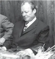  ?? FOTO: DPA ?? Willy Brandt vor 50 roten Rosen: Kurz vor der SPD-Fraktionss­itzung am 7. Mai 1974 hatte sie ihm Herbert Wehner überreicht. Einen Tag vorher war Brandt als Bundeskanz­ler zurückgetr­eten. Im Rücktritts­schreiben an Bundespräs­ident Heinemann erklärte er, er...
