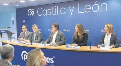  ?? // I. TOMÉ ?? García Carbayo, Vázquez, Fernández Mañueco, Muñoz y Bonrostro, ayer en la sede autonómica del PP