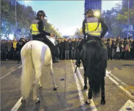  ?? / Á. GARCÍA ?? La policía a caballo controla a los aficionado­s antes de la final.