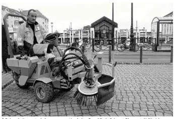  ??  ?? À Poissy, huit agents de la communauté urbaine Grand Paris-seine et Oise sont dédiés à la propreté de la voirie et des espaces publics. Trois postes supplément­aires vont être créés prochainem­ent.