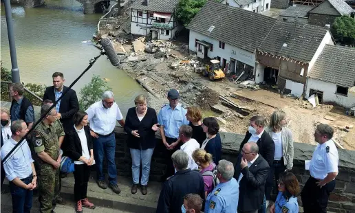  ??  ?? Sulle rovine
La cancellier­a Angela Merkel e la ministra presidente della Renania-Palatinato Malu Dreyer visitano Schuld, il villaggio più colpito del circondari­o di Ahrweiler