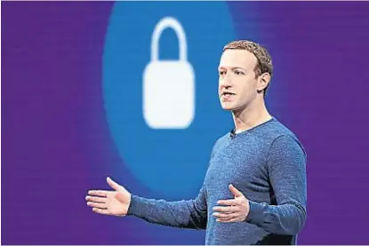  ?? (AP) ?? Impulsor. Marc Zuckerberg, presidente de Facebook, se mete en el sistema mundial de pagos.