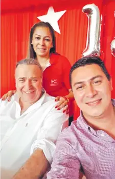  ?? ?? El reelecto Carlos Echeverría aparece junto a su padrino político, el condenado exsenador González Daher (i) y María Laura Miers.