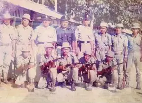  ?? PIC BY MOHAMMAD ISHAK ?? Mat Hussin Senik (standing, third from right) with other members of his squad during the Emergency in 1948.