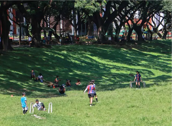  ?? PHOTOGRAPH BY RIO DELUVIO FOR THE DAILY TRIBUNE @tribunephl_rio ?? KIDS enjoy their weekend playing football in the Sunken Garden of UP Diliman in Quezon City.