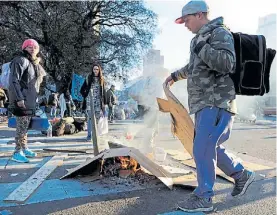  ??  ?? Protesta. Una parte del acampe en la 9 de Julio de esta semana.