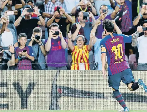  ?? ANDREU DALMAU. / EFE ?? Leo Messi celebra un gol con la grada, repleta de seguidores con móviles que captan el momento