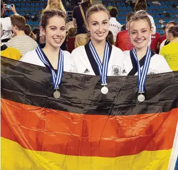  ?? Foto: Daniela Koller ?? Jennifer Miess, Victoria Wunderle und Marina Briechle (von links) gewannen bei der Taekwondo Europameis­terschaft in Grie chenland die Silbermeda­ille.