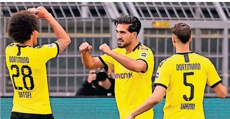  ?? FOTO: LARS BARON/DPA ?? Corona-Jubel ohne Umarmung: Dortmunds Emre Can (M.) hält sich an die Regel und jubelt mit Axel Witsel (l.) und Achraf Hakimi (r.).