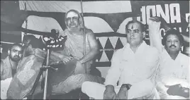  ?? HT ARCHIVES ?? Congress leader Rajiv Gandhi with Sri Jayendra Saraswathi Sankaracha­rya of Kanchi Kamakoti Peetam at a function in Kanchipura­m on January 17, 1991